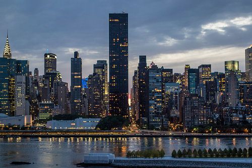 De beroemde skyline van Manhattan - New York City - tijdens een prachtige  zonsondergang in de zomer
