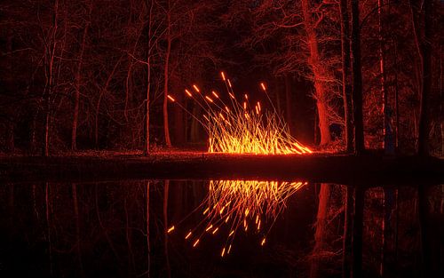 Een kunstwerk van vuur in het Slochterbos in de provincie Groningen