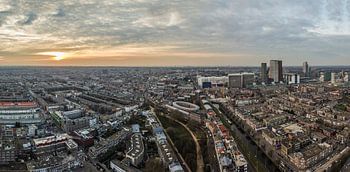Panoramablick auf Den Haag vom Den Haager Turm bei Sonnenuntergang