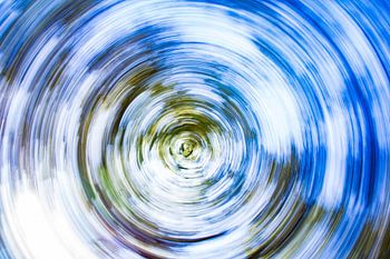 daytrails - abstracte kunst - centrum - bomen - zon - groen - rood - blauw