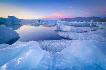 Eisschollen auf dem Gletschersee Jökulsarlon in Island bei Sonnenuntergang