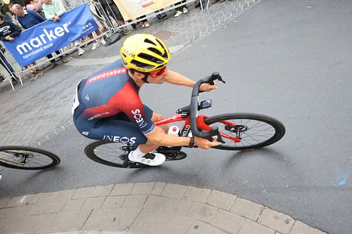 Tom Pidcock tears through the corner