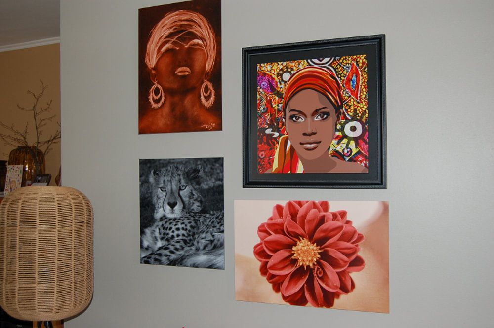 Femme africaine sous un soleil doré. par Ineke de Rijk