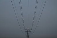 Strommast im Nebel