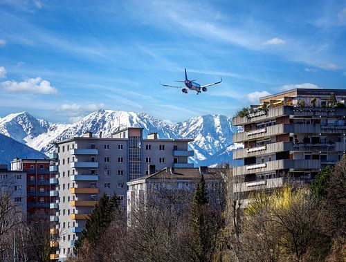 Avion en phase d'atterrissage à l'aéroport d'Innsbruck