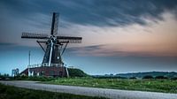 Typische holländische Landschaft mit Windmühle während des Sonnenuntergangs von Kim Bellen Miniaturansicht