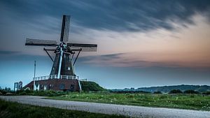 Typisch Nederlands landschap met windmolen tijdens zonsondergang van Kim Bellen