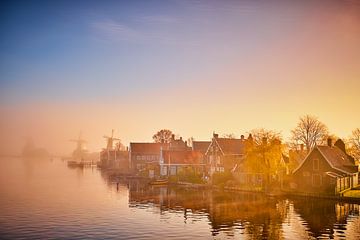 Ferienhäuser am Wasser auf der Zaanse Schans von Peter de Jong