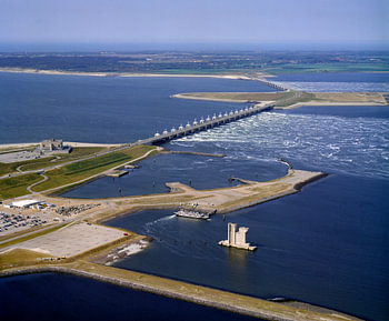 1990: Historische luchtfoto van de Deltawerken