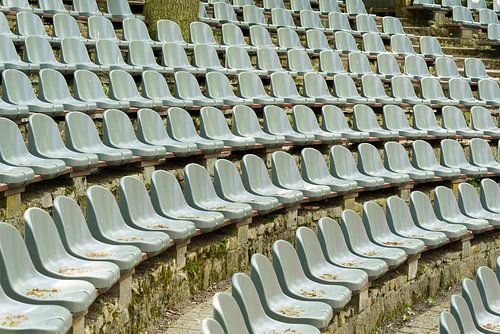Rijen stoelen op een openluchtpodium