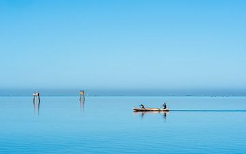 Kano in het blauwe water van Jeroen Kleiberg
