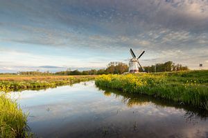 Holländische Landschaftsmühle am Wasser