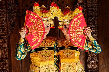 Balinese Legong danseressen met waaier van Jan Bouma