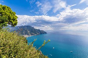 Blick von Ravello auf die Amalfiküste in Italien