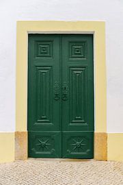 Green door in Ferragudo | Portugal | Colorful travel photography by Mirjam Broekhof