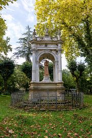 Religion und Statuen in Brive-la-Gaillarde in Frankreich von Bopper Balten