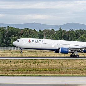 Atterrissage du Boeing 767-400 de Delta Airlines. sur Jaap van den Berg