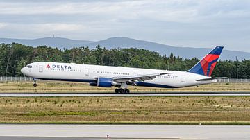 Landende Boeing 767-400 van Delta Airlines.