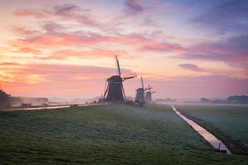 Lever de soleil spectaculaire avec trois moulins à vent