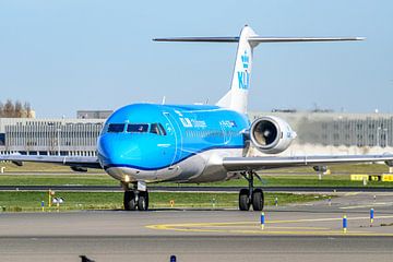 Taxiënde KLM Cityhopper Fokker 70. van Jaap van den Berg