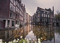 Beau reflet au bord d'un canal à Amsterdam