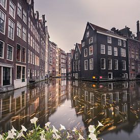 Schöne Spiegelung an einem Kanal in Amsterdam von Nick de Jonge - Skeyes