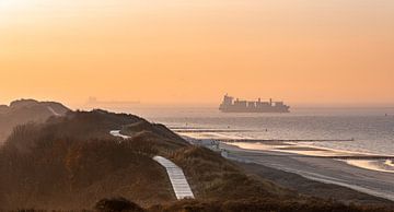 Morgenlicht am Strand mit Schiffen von Percy's fotografie