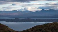Panoramablick der schottischen Hochländer, das Meer und der Inseln gesehen von der Insel Skye.