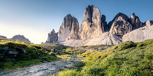 De drie toppen met een klein stroompje in de Dolomieten. van Voss Fine Art Fotografie