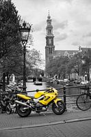 Gele motor op een brug in Amsterdam