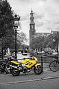 Gelbes Motorrad und Fahrräder parkten neben einem Kanal in Amsterdam von Sjoerd van der Wal Fotografie Miniaturansicht