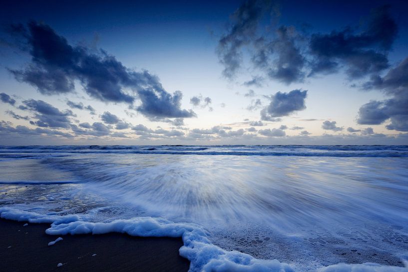 Typische niederländische Wolkendecke über der Nordsee von gaps photography