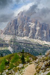 Pfad in der Nähe des Berges Tofana di Rozes in den Dolomiten