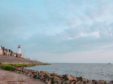 De Nederlandse vuurtoren in Urk rond zonsondergang met het IJsselmeer van Kay Wils