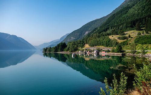 Une belle réflexion sur un fjord sans rides en Norvège.
