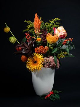 Zonnig boeket bloemen in een witte vaas van Marjolijn van den Berg