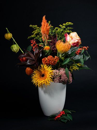 Zonnig boeket bloemen in een witte vaas