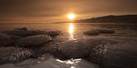 Roze zonsopgang over het ijs van het bevroren Baikalmeer van Michael Semenov thumbnail