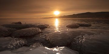 Roze zonsopgang over het ijs van het bevroren Baikalmeer van Michael Semenov