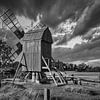 Alte hölzerne Windmühle in einer idyllischen Landschaft in Schwarzweiß von Martin Köbsch