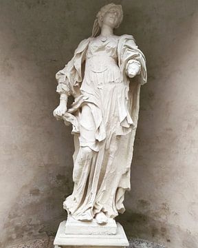 Statue of a lady - Münster van Daniel Chambers