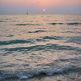 Zonsondergang aan zee in Koh Chang, Thailand van Annette Sandner