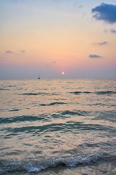 Zonsondergang aan zee in Koh Chang, Thailand van Annette Sandner