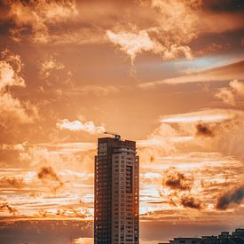 Flatgebouw in Eindhoven tijdens zonsondergang van Martijn Van Weeghel