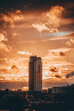 Flatgebouw in Eindhoven tijdens zonsondergang