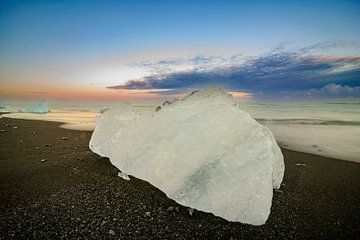 Forme de glace échouée sur une plage noire en Islande sur Sjoerd van der Wal Photographie