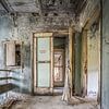 Toegangsdeur van de tandkliniek in Pripyat van Karl Smits