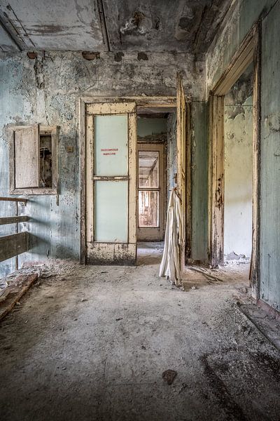 Toegangsdeur van de tandkliniek in Pripyat van Karl Smits