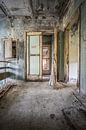 Toegangsdeur van de tandkliniek in Pripyat van Karl Smits thumbnail