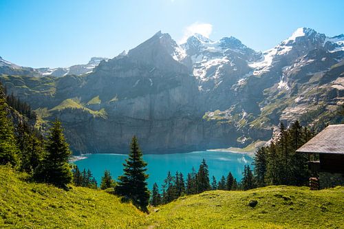 Lac bleu entre les Alpes